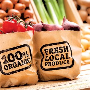 Alimente organice și produse organice ambalate în pungi de hârtie reciclabilă