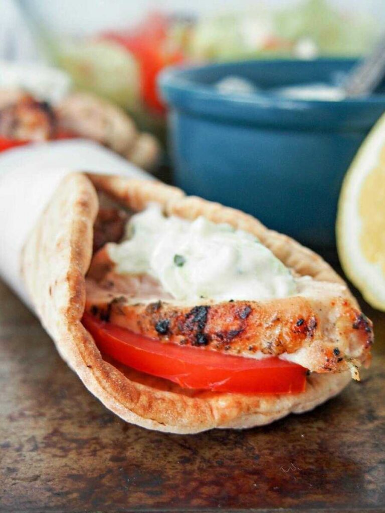 Gyros de pui la gratar cu tzatziki gata de servire