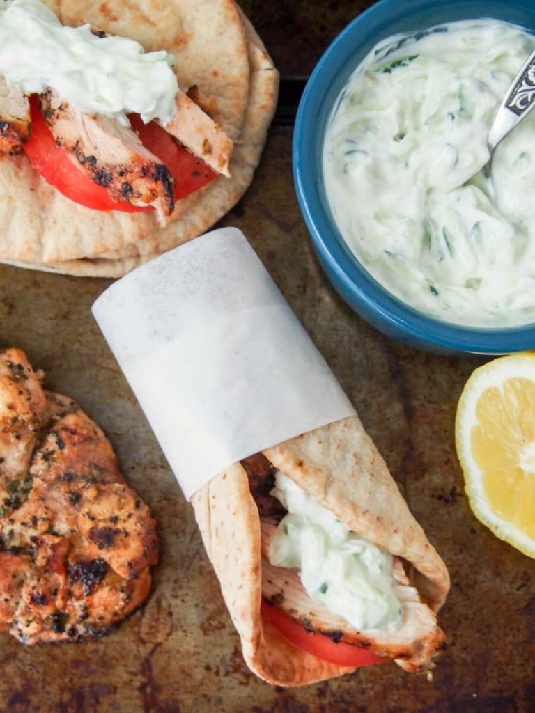  Gyros de pui la gratar pe masa alaturi de ingrediente