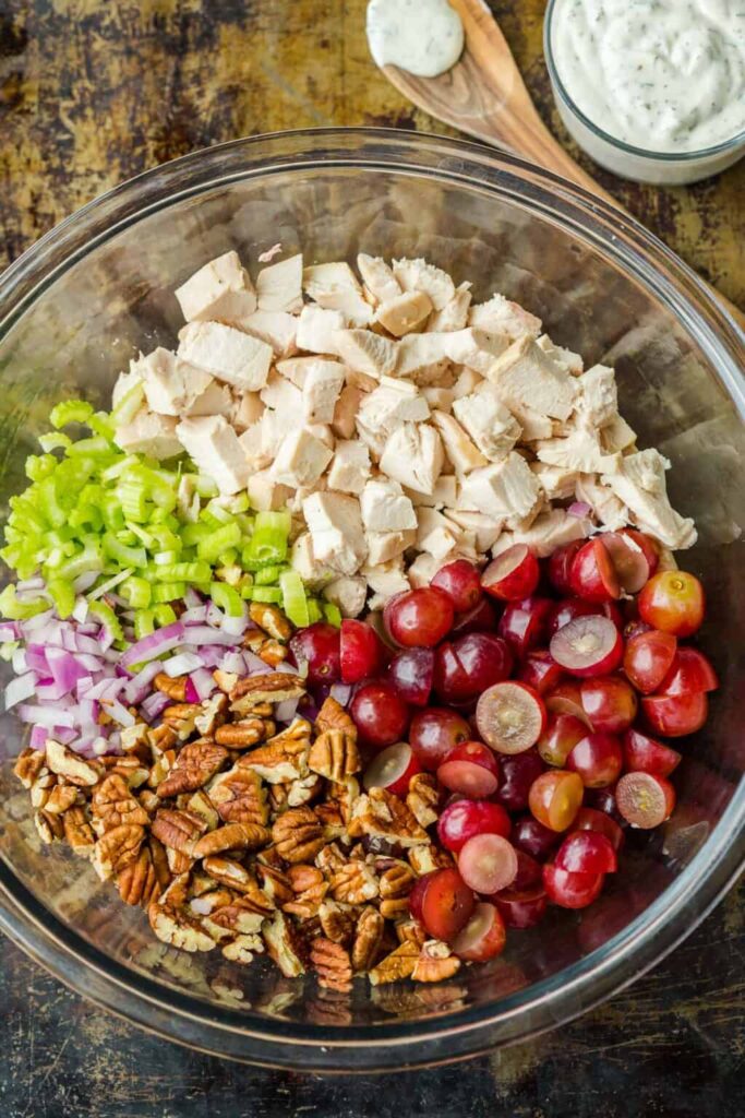 Ingrediente pentru salata de pui fantezistă in bol inainte de amestecare