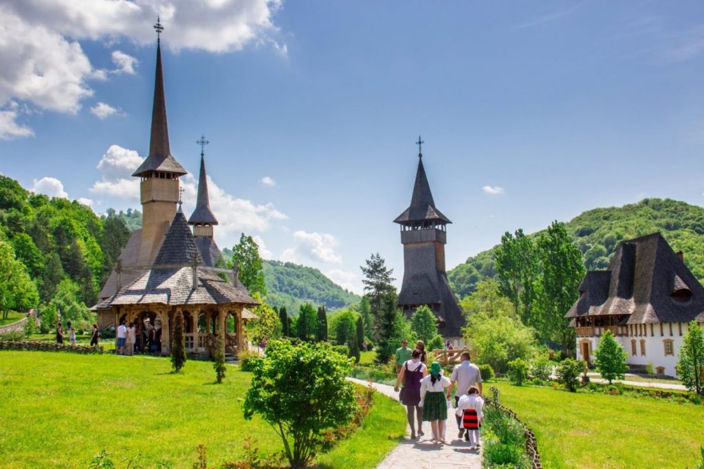 Alimente organice, ce sunt si de ce sa le consumi Manastirea Barsana din Maramures, un loc minunat cu aer curat si nepoluat
