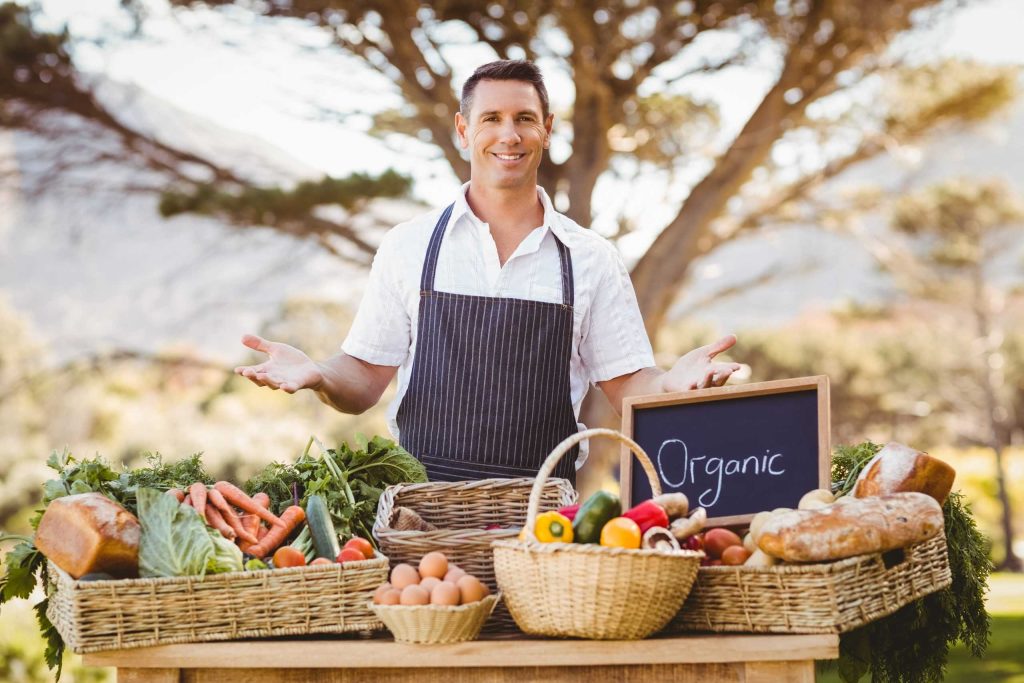 Alimente organice, ce sunt si de ce sa le consumi Producator local de alimente ecologice care isi prezinta produsele alimentare