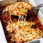 Pui la cuptor cu pesto rosii si mozzarella