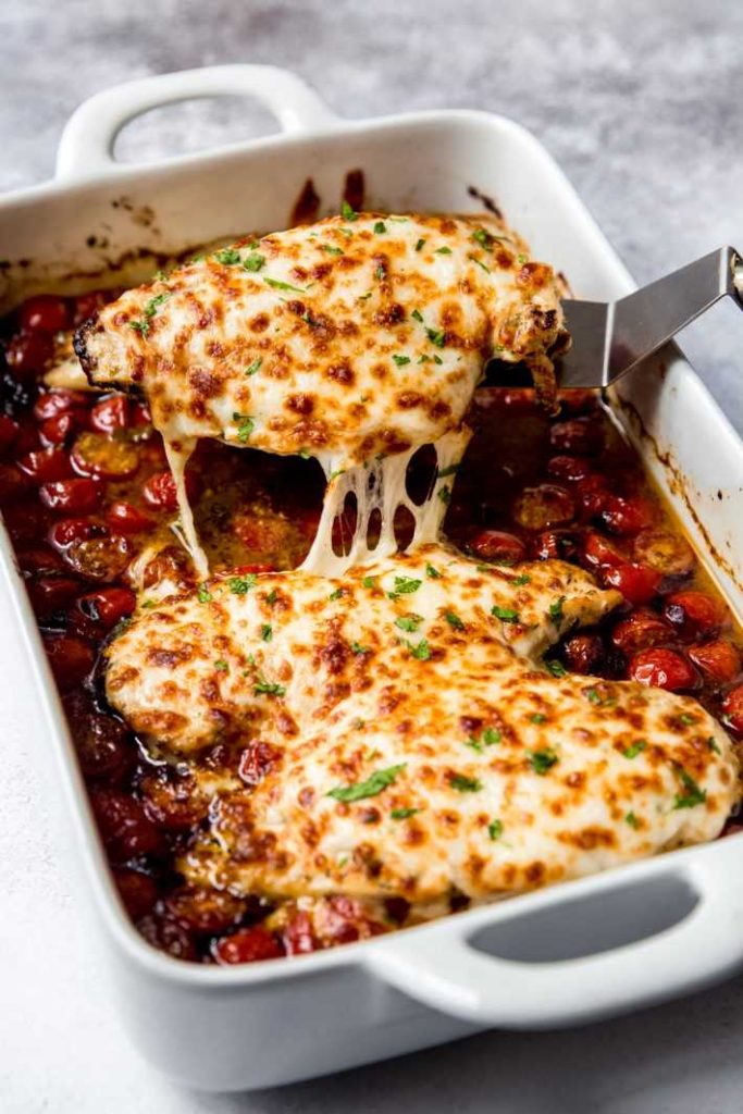 Pui la cuptor cu pesto rosii si mozzarella Pui la cuptor cu mozzarella