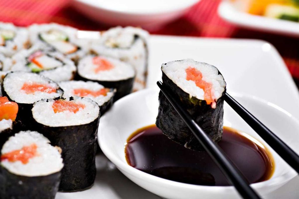 Sushi alaturi de vas cu sos de soia
