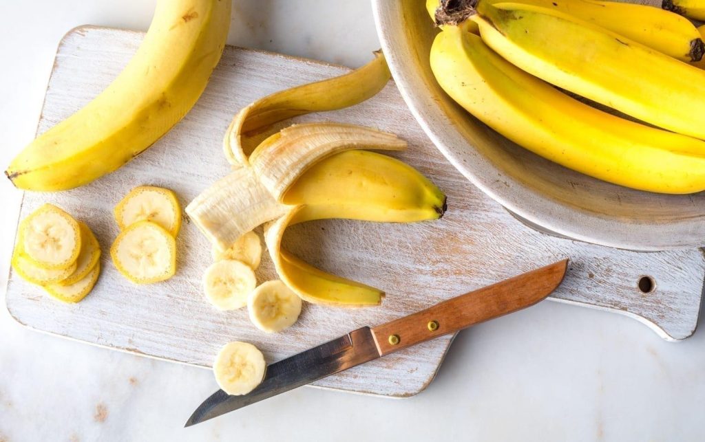 Banane coapte pe blatul din bucătărie