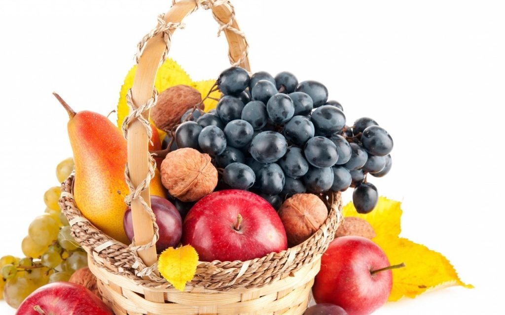 Diferența dintre fructe si legume - coș cu fructe proaspete