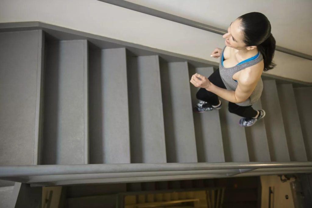 9 metode excelente de antrenament cardio acasa Exercitii pe scari