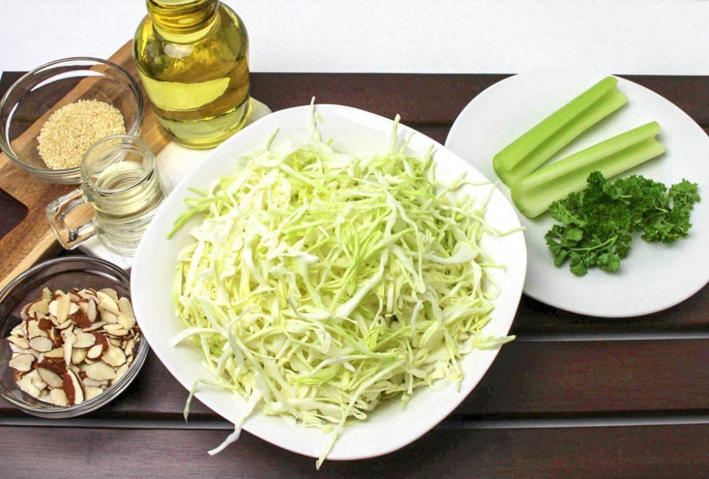 Ingrediente salată de varză crocantă cu migdale tăiate mărunt