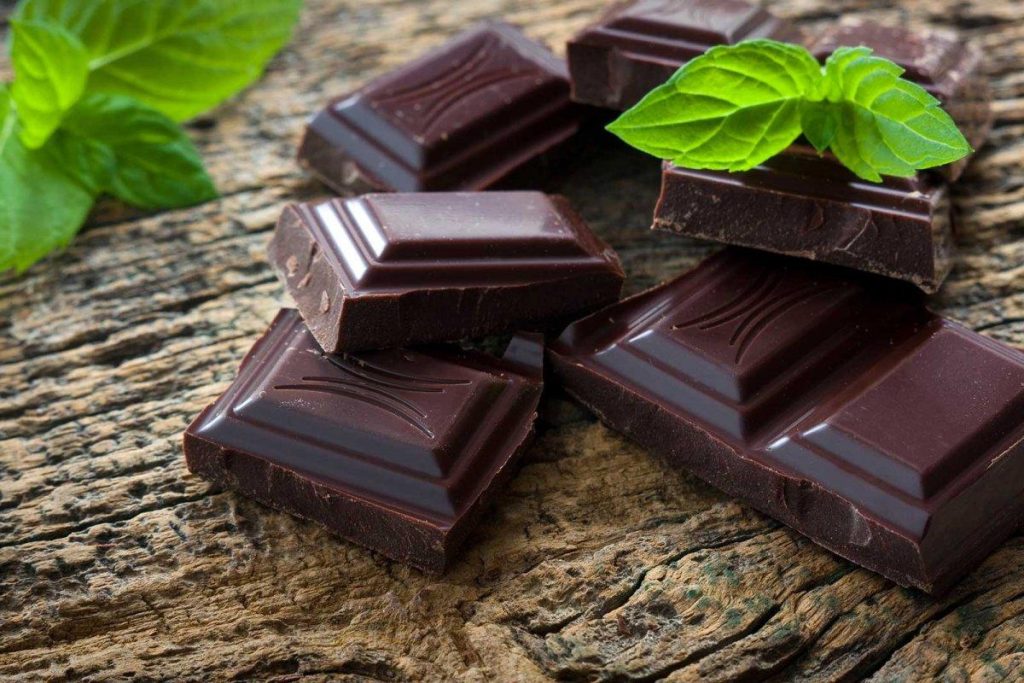 Bucati de ciocolata neagra bogata in fier