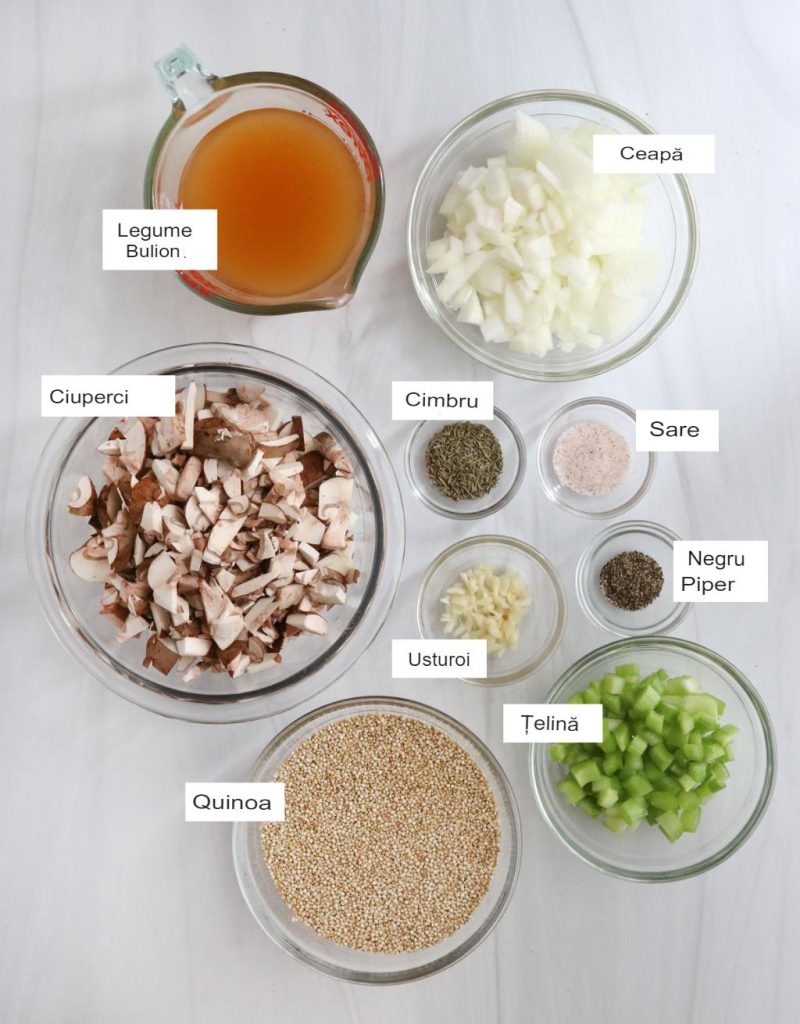Ingrediente pentru pilaf de quinoa în boluri de sticlă pe o suprafață albă