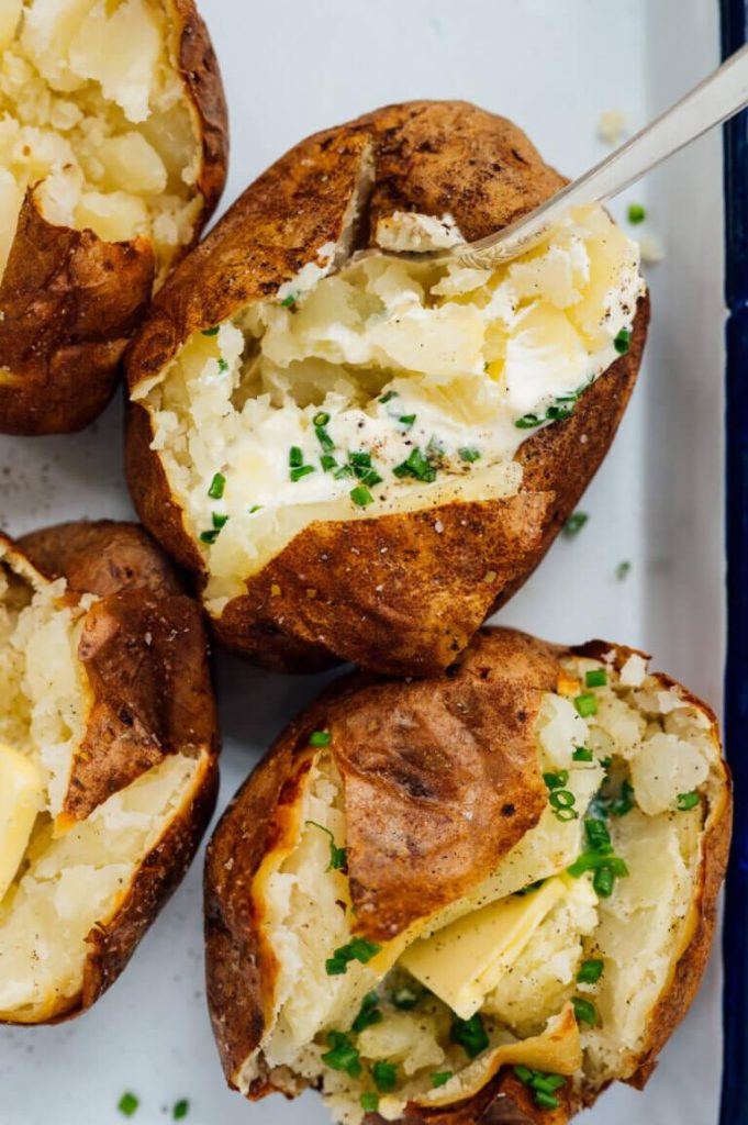 Cei mai buni cartofi copti la cuptor cu unt la final