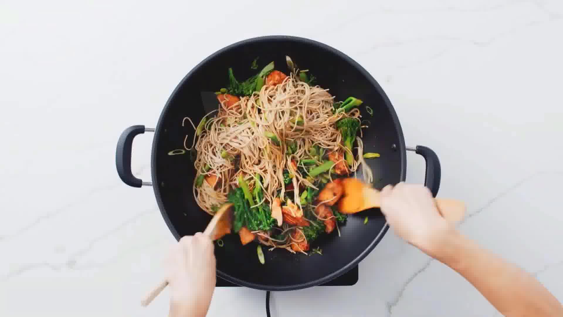 Somon la tigaie cu ghimbir noodles si legume [video]