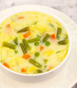 Supă de legume super simplă și super delicioasă