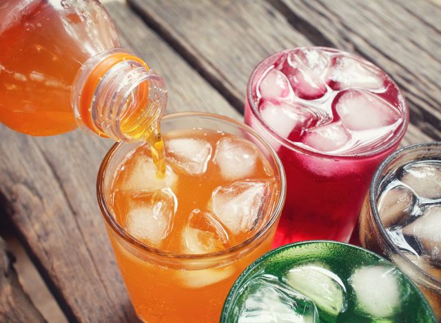 5 Ingrediente alimentare toxice pentru femei, de la aditivi la contaminanti. bauturi racoritoare colorate fiind turnate in patru pahare