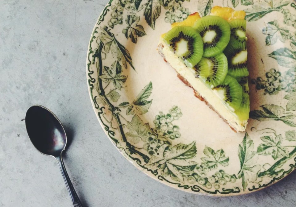 Cheesecake de fructe și nuci fără făină cu kiwi