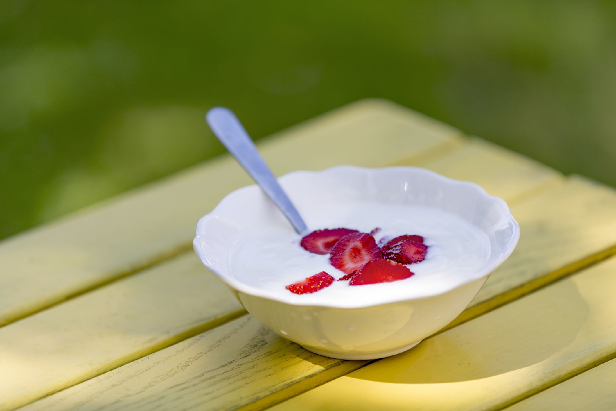 Bol de iaurt cu căpșuni feliate