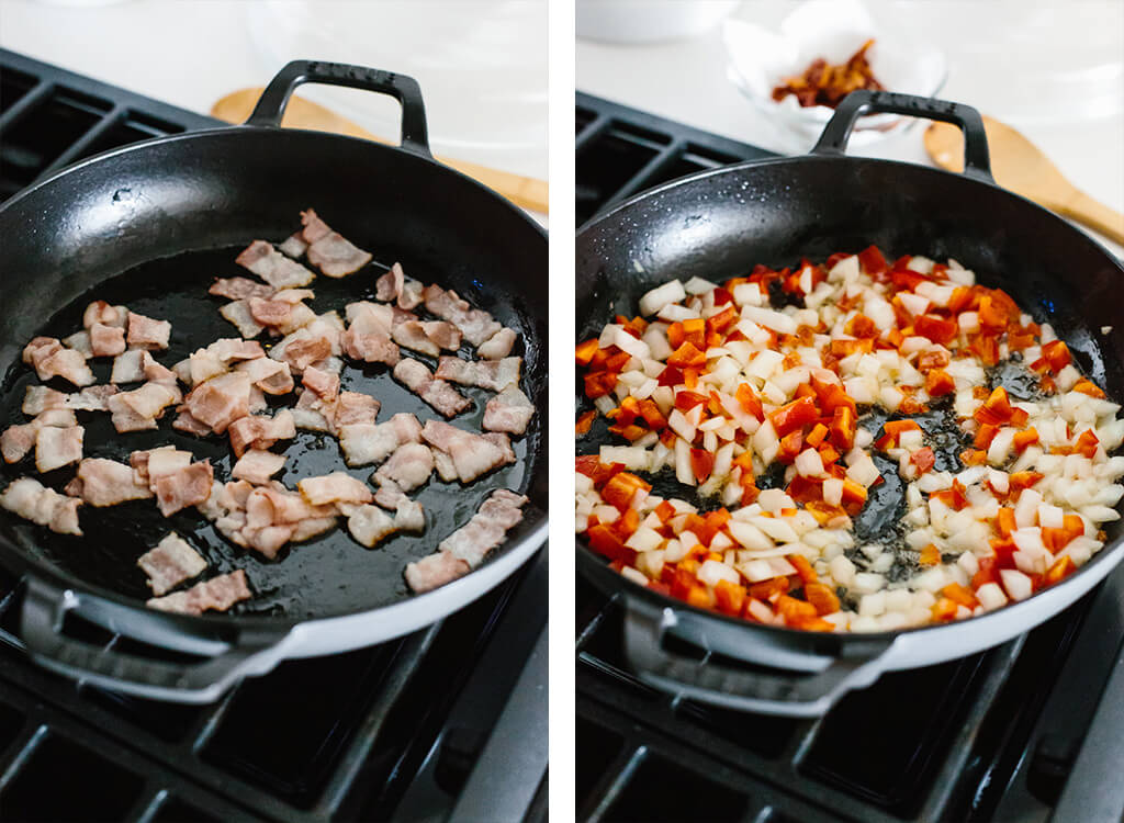 Se sotează bacon, ceapă și ardei gras.