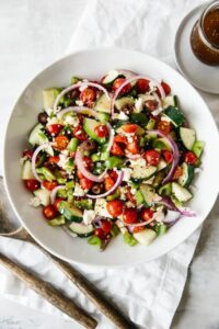 Rețeta de salată grecească clasică horiatiki