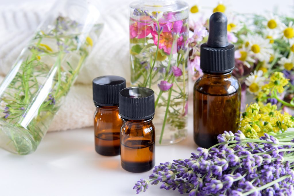 Uleiuri esențiale și produse cosmetice naturale cu frunze și flori proaspete de plante pentru tratamente de înfrumusețare
