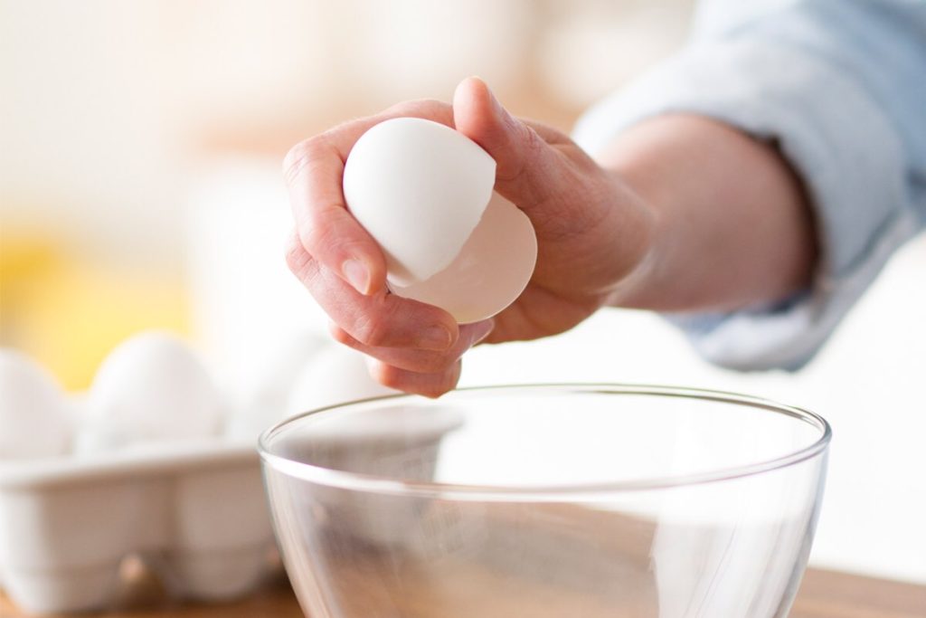 Cum să spargi un ou corect, cea mai buna metodă
