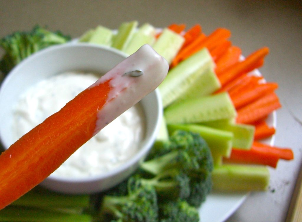Degete de morcovi cu cremă de brânză și iaurt. 7 rețete gustoase și simple pentru copii