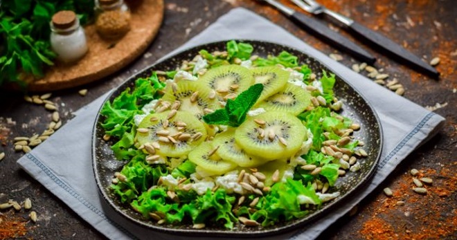Salată de kiwi - aperitive gustoase pentru petrecere și nu numai!
