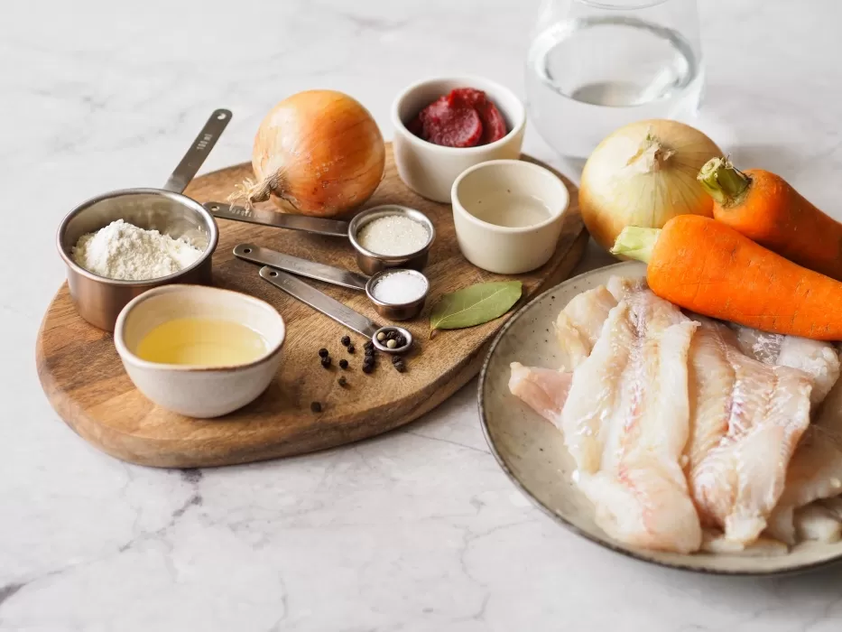Pește alb marinat în sos de roșii și legume: rețeta clasică