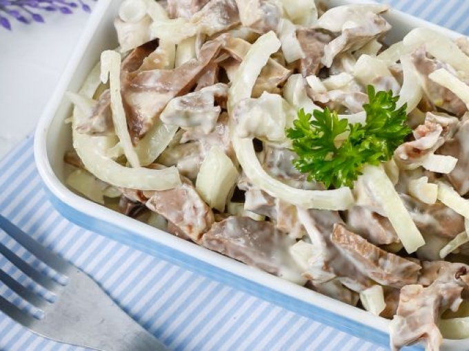 Salată cu ceapă marinată: 2 rețete pe care sa le faci