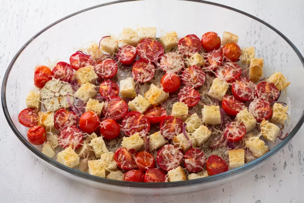 Salata cu roșii si crutoane la cuptor panzanella: gust italian de senzație