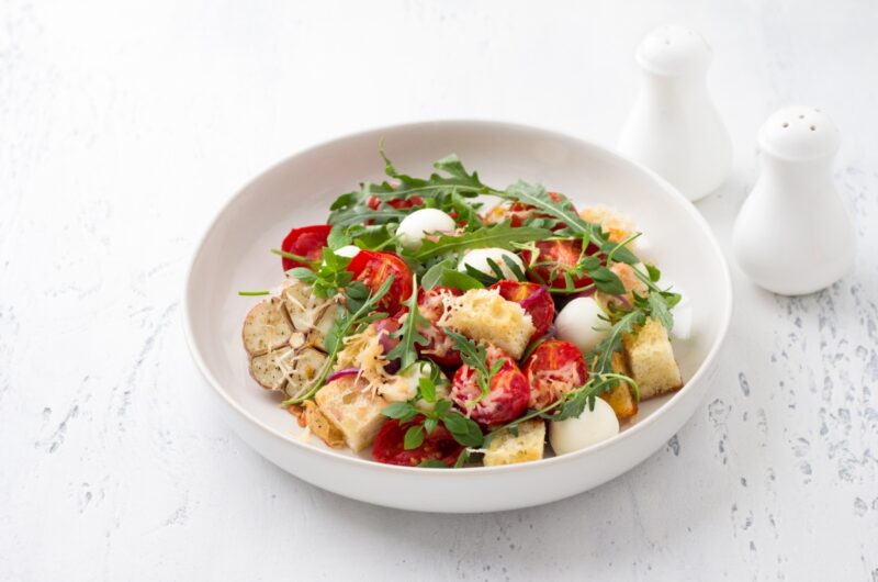 Salata cu roșii si crutoane la cuptor panzanella: gust italian de senzație