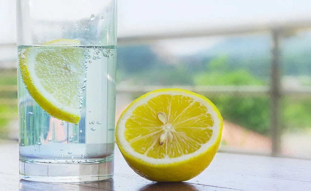 9 motive pentru a incepe sa bei apa cu lamaie