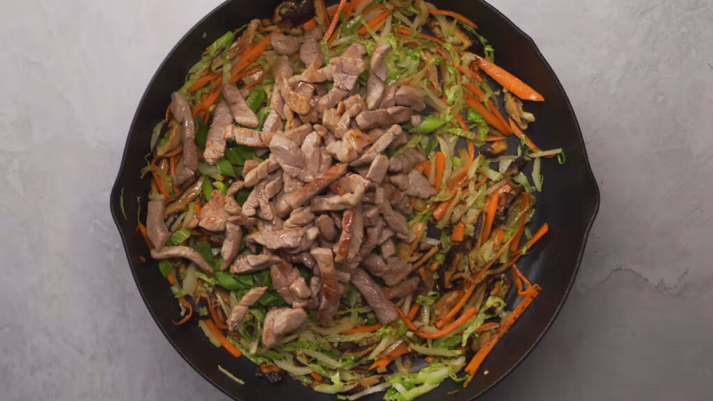Taitei japonezi prajiti in sos cu carne de porc, reteta originala Taitei japonezi prajiti in sos cu carne de porc, reteta originala