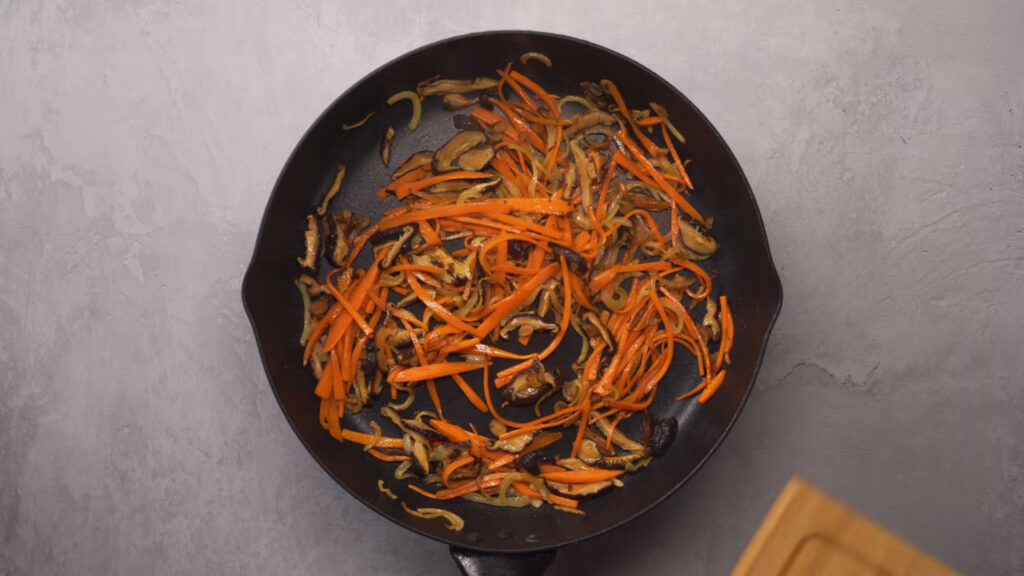 Taitei japonezi prajiti in sos cu carne de porc, reteta originala Taitei japonezi prajiti in sos cu carne de porc, reteta originala