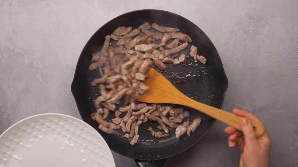 Taitei japonezi prajiti in sos cu carne de porc, reteta originala Taitei japonezi prajiti in sos cu carne de porc, reteta originala