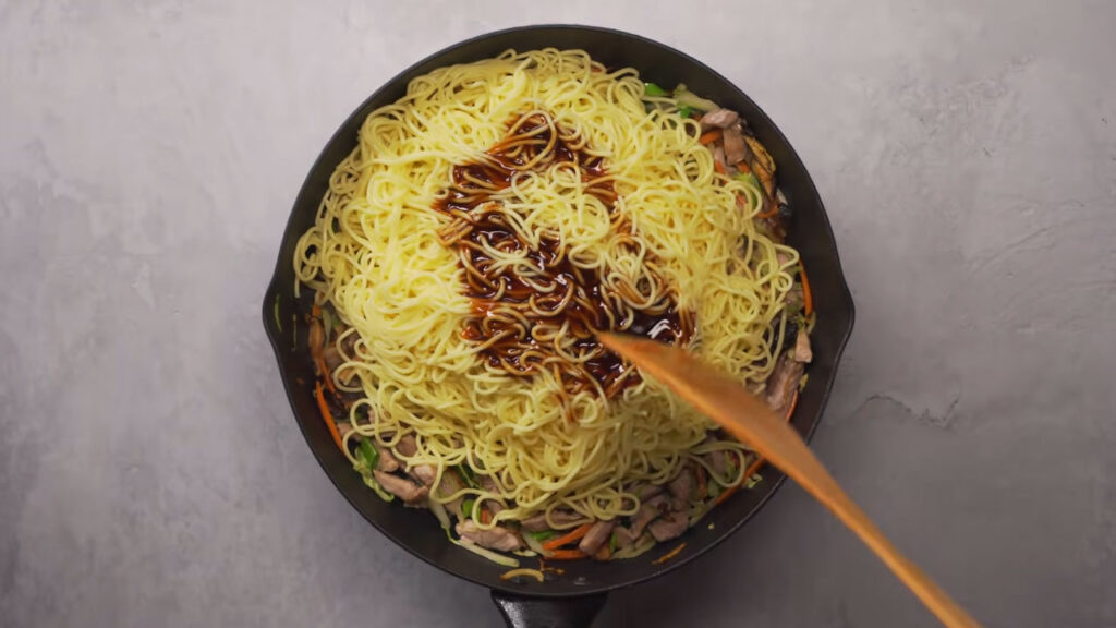 Taitei japonezi prajiti in sos cu carne de porc, reteta originala Taitei japonezi prajiti in sos cu carne de porc, reteta originala