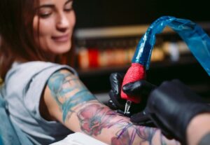 Poți face tatuaje în timpul sarcinii? Este bine sau nu?