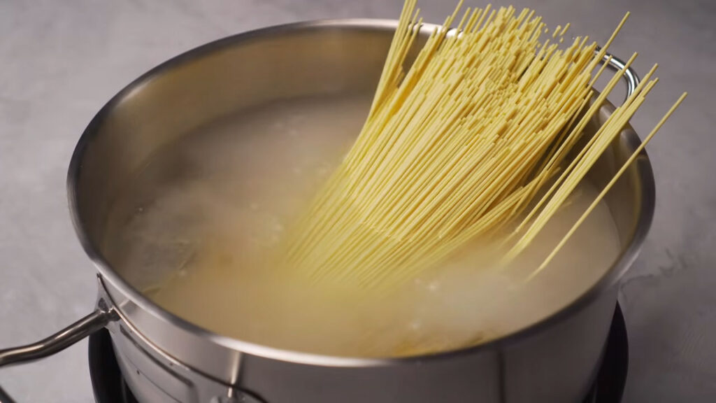 Taitei japonezi prajiti in sos cu carne de porc, reteta originala Taitei japonezi prajiti in sos cu carne de porc, reteta originala