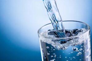 Ce este apa alcalină? De ce sa o bem?