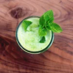Smoothie-ul are o textură cremoasă și o nuanță verde vibrantă datorită pulberii de urzică