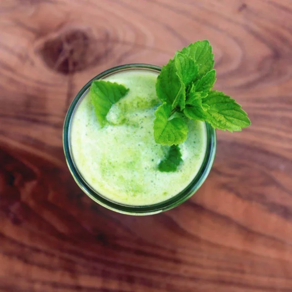 Smoothie-ul are o textură cremoasă și o nuanță verde vibrantă datorită pulberii de urzică
