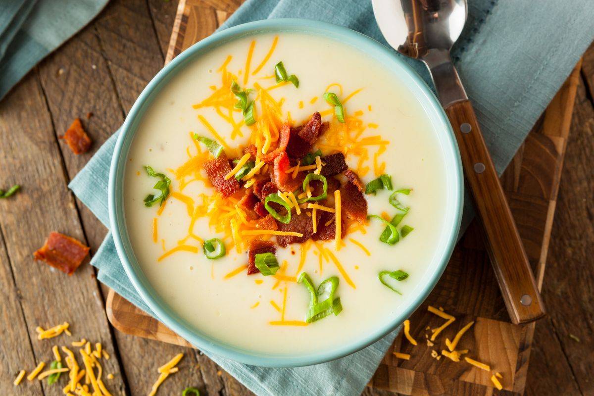 Supă cremă de cartofi - Rețeta simplă și delicioasă Rețetă reconfortantă de supă cremă de cartofi, decorată cu topping-uri savuroase de bacon crocant, brânză rasă și ceapă verde proaspătă, perfectă pentru o masă caldă și hrănitoare.