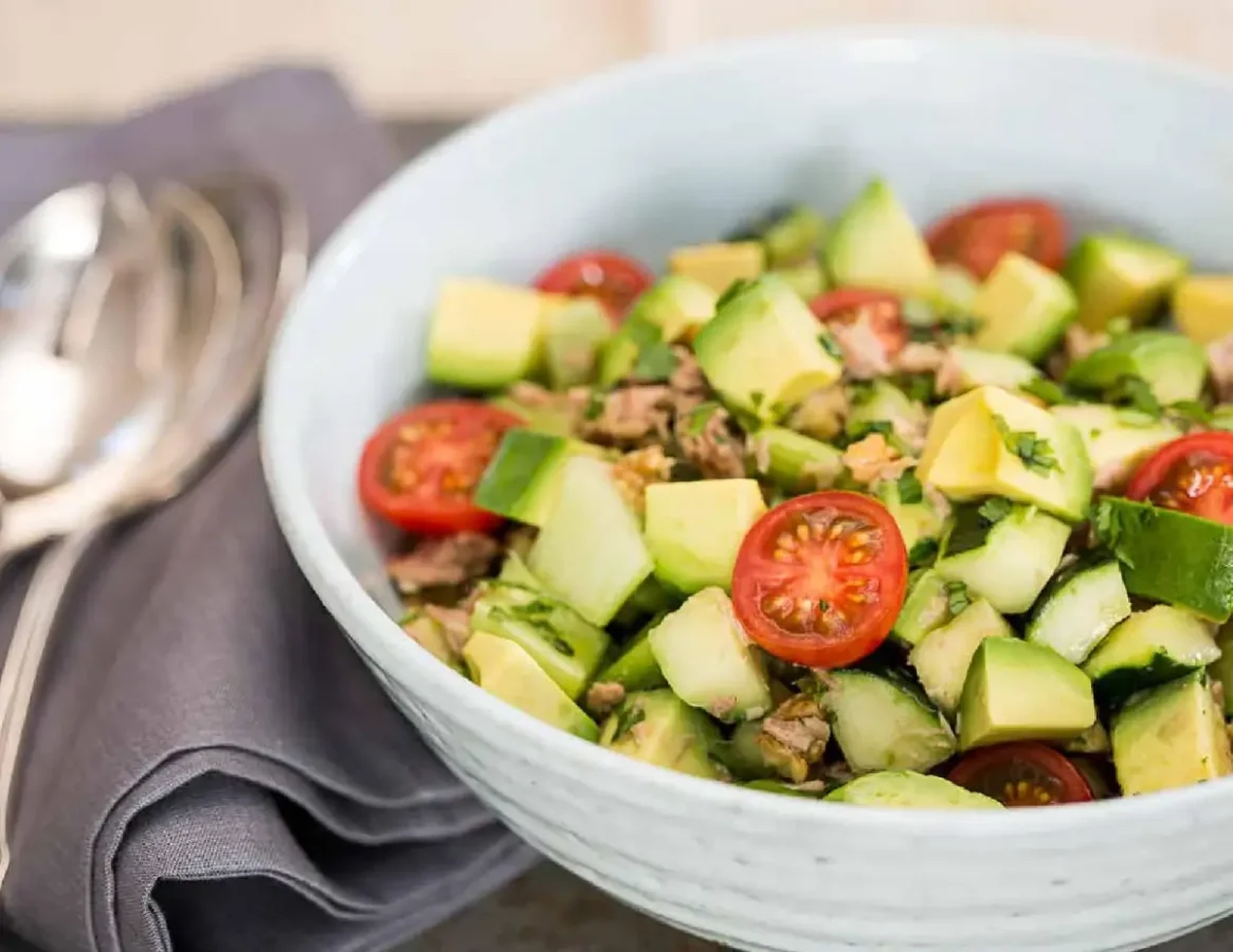Salată cu Ton și Avocado - Rețeta Perfectă pentru o Masă Rapidă Salată cu Ton și Avocado - Rețeta Perfectă pentru o Masă Rapidă