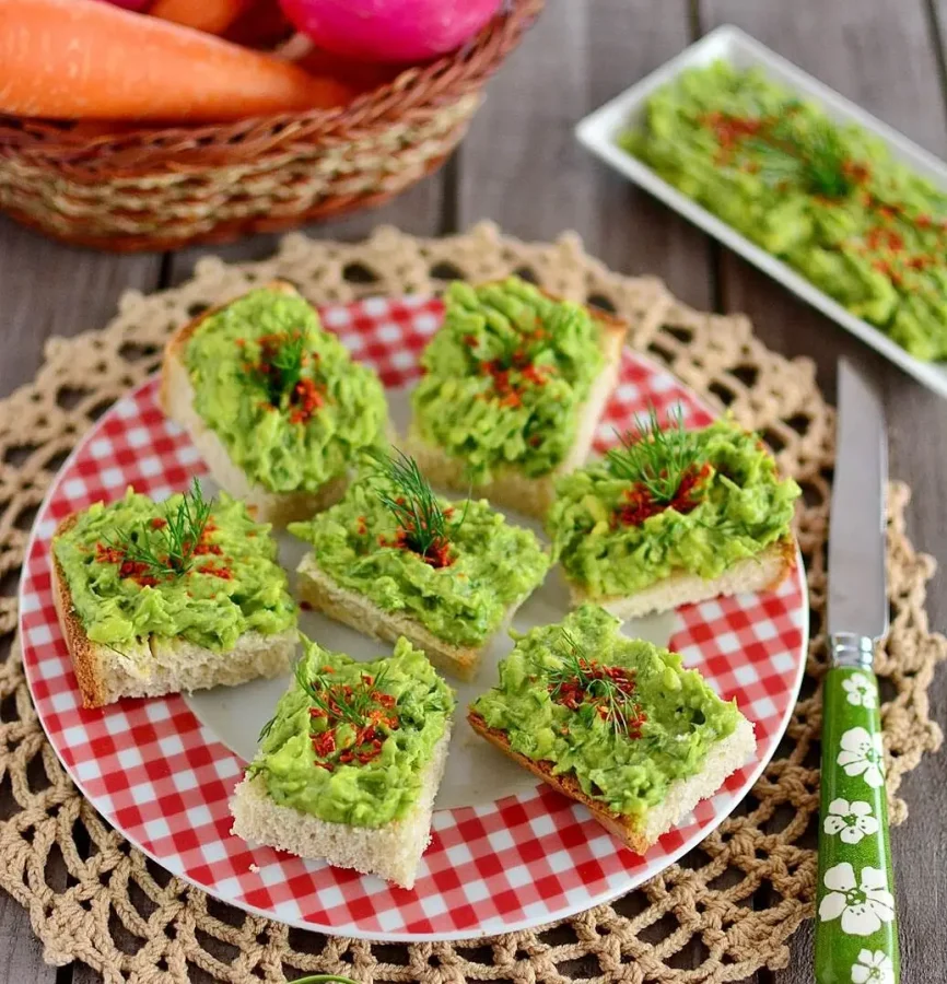 Gustări simple cu avocado gata în 5 minute Gustări simple cu avocado gata în 5 minute