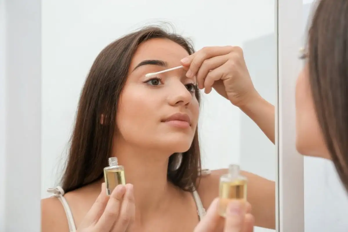 6 metode naturale pentru a face sprâncenele mai groase