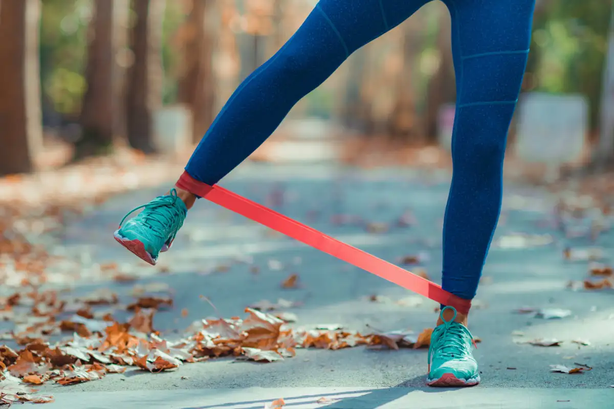 Exerciții cu benzi elastice mini de rezistență