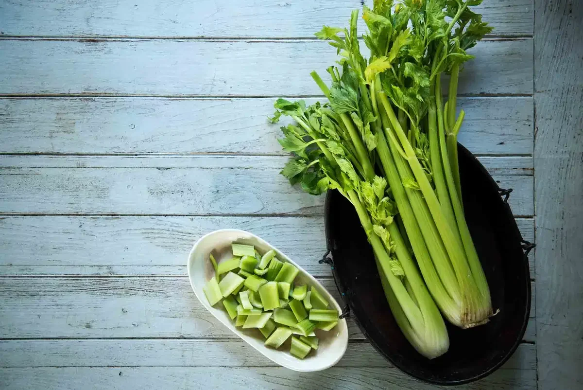 Retenția de apă: 10 alimente care te ajută să scapi de ea