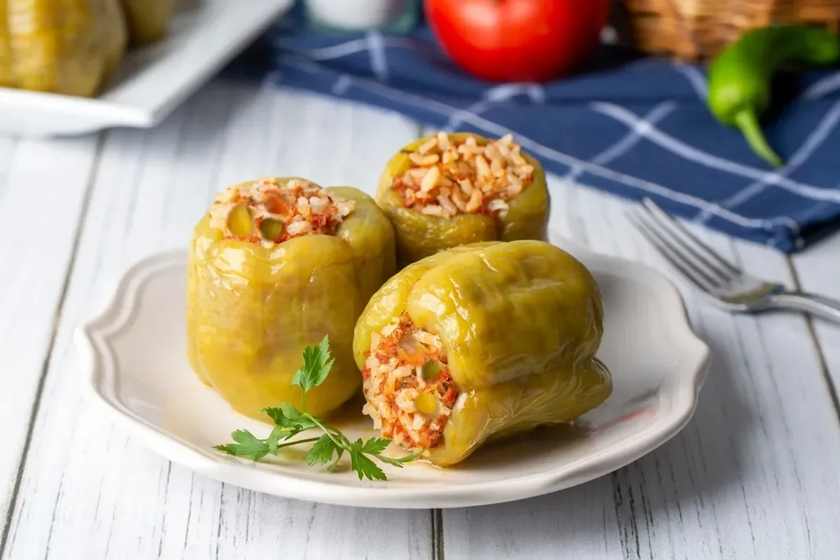 Ardei Umpluți Gata în 15 minute - Rețetă Rapidă cu Carne și Orez