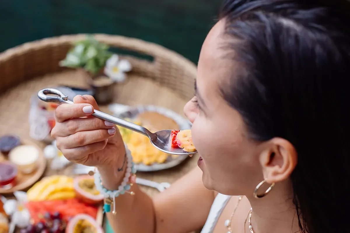 Alimentație Intuitivă vs Mindful Eating: Diferențe, Beneficii și Cum să Alegi Metoda Potrivită