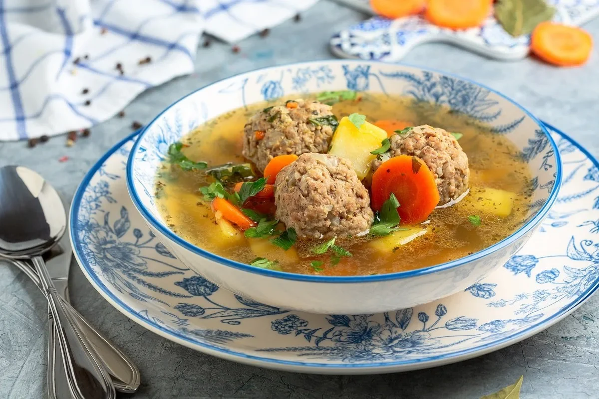 Ciorbă de Perișoare de Pui: Rețeta Aromată și Gustoasă